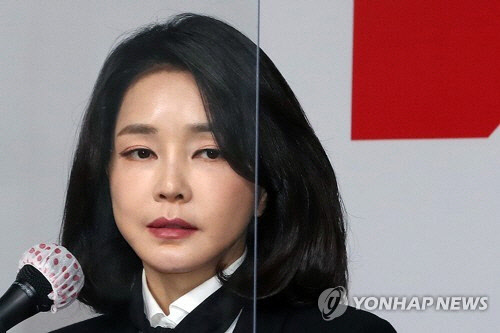 윤석열 국민의힘 대선 후보 부인 김건희 코바나컨텐츠 대표가 지난해 12월 26일 오후 서울 여의도 당사에서 자신의 허위 이력 의혹과 관련해 입장문을 발표하고 있다. 사진공동취재단·연합뉴스